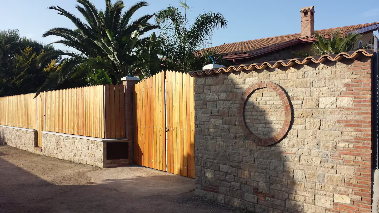 Entrada privada de la villa con porton y acceso comodo